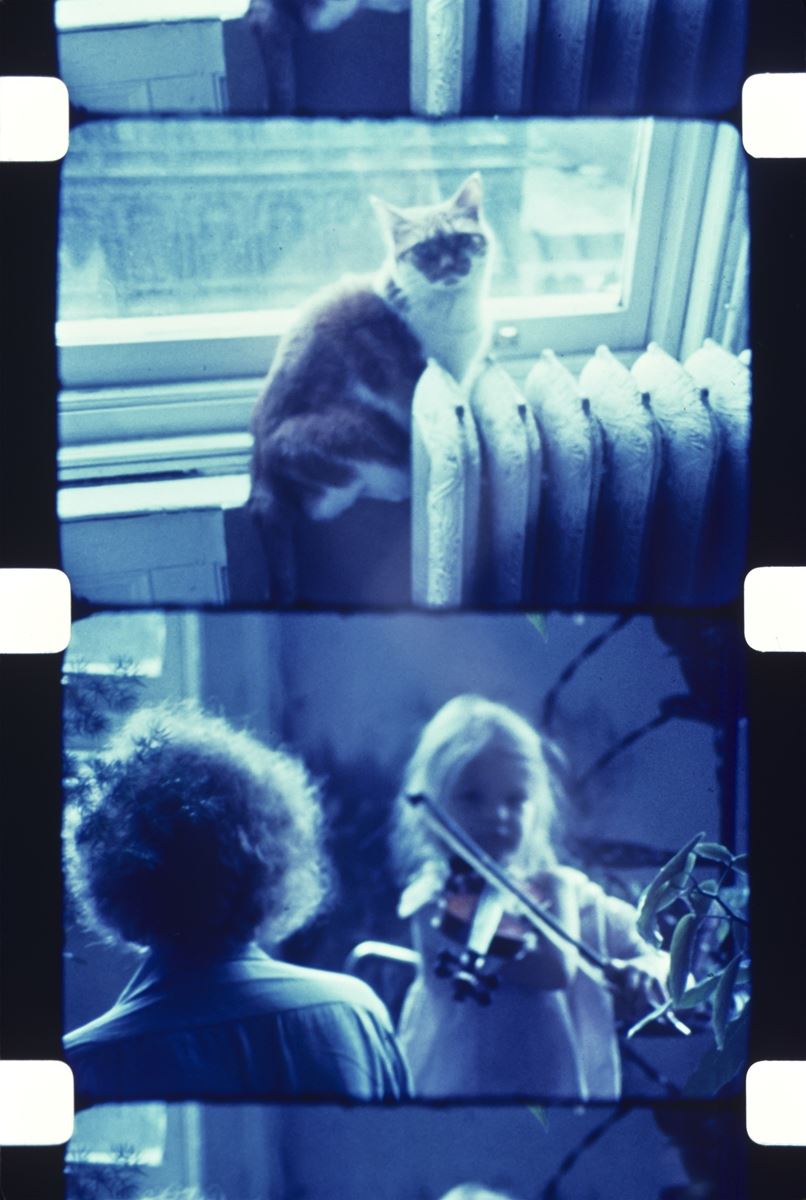 ジョナス・メカス 《猫のサンシャインに見守られヴァイオリンの練習をするウーナ、 ソーホー、 ニューヨーク、 1977年》 「いまだ失われざる楽園」より 1977年 個人蔵