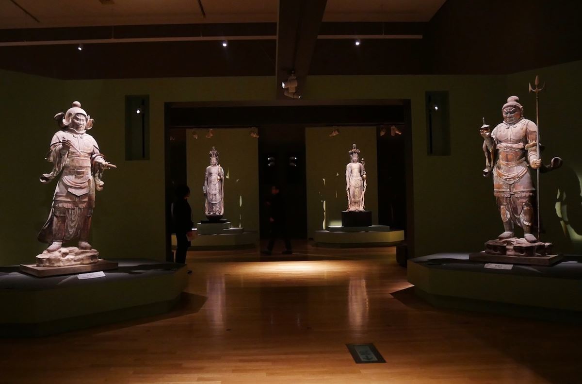 四天王像のうち、右：多聞天立像、左：広目天立像　奈良時代　8世紀　奈良・唐招提寺