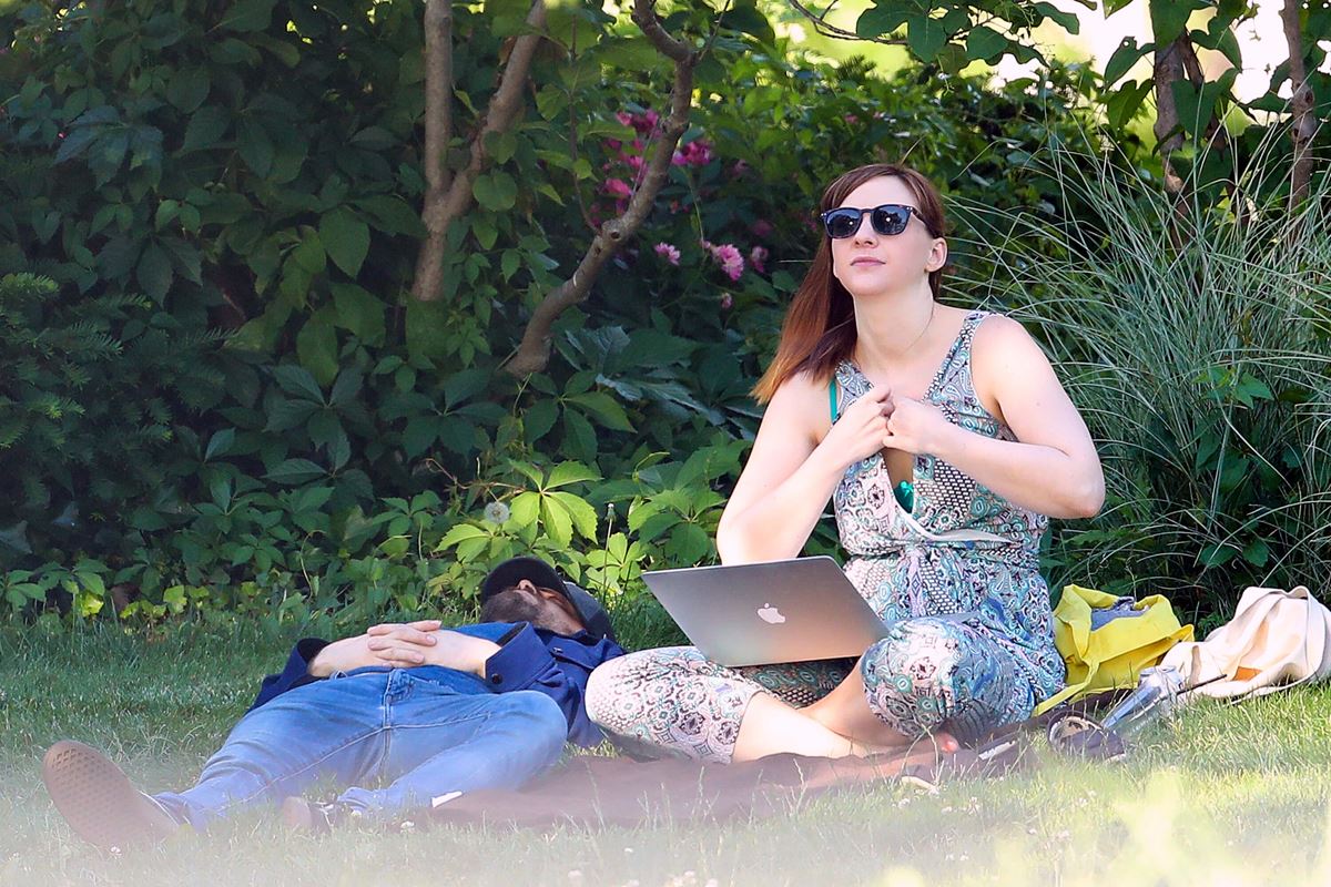 2019年6月、ニューヨークのハドソンパークにて、リラックスした後に人目も憚らずにキスしていたのをパパラッチされているダニエルとエリンのカップル。このときもMacをいじる彼女の横でダニエルは読書していたとか。
