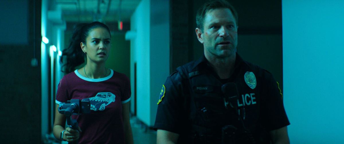 『ライブリポート』では、少女救出に奔走していたのに自身も疑われてしまう警官ペニー役に。