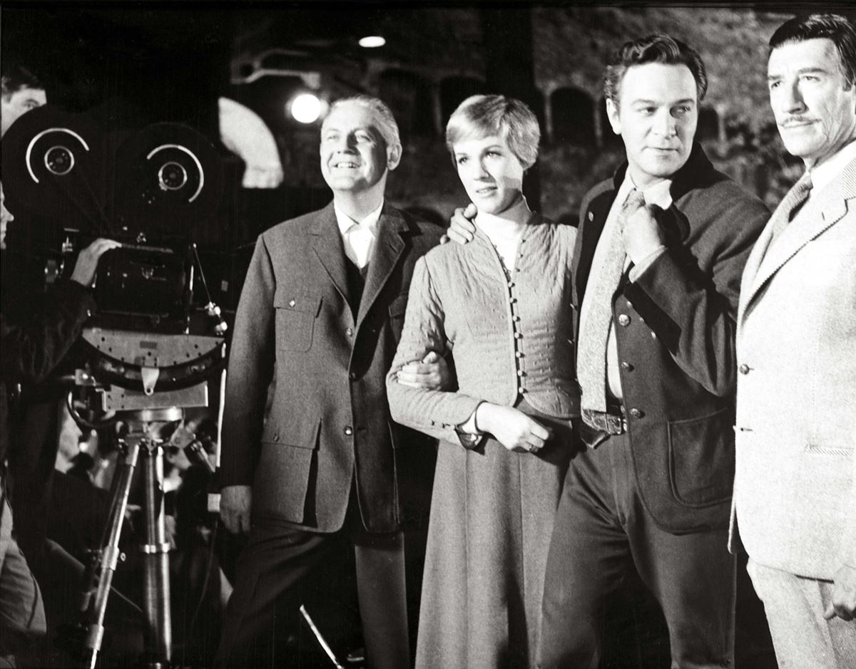 『サウンド・オブ・ミュージック』撮影中のロバート・ワイズ（左端）。その隣がマリア役のジュリー・アンドリュースと、トラップ大佐役のクリストファー・プラマー。