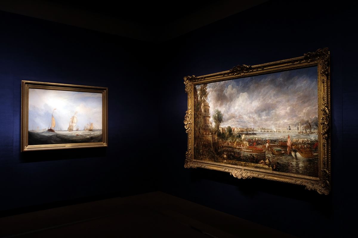 左：J.M.W.ターナー《ヘレヴーツリュイスから出航するユトレヒトシティ64号》1832年　東京富士美術館蔵　右：ジョン・コンスタブル《ウォータールー橋の開通式（ホワイトホールの階段、1817年6月18日）》1832年　テート美術館蔵