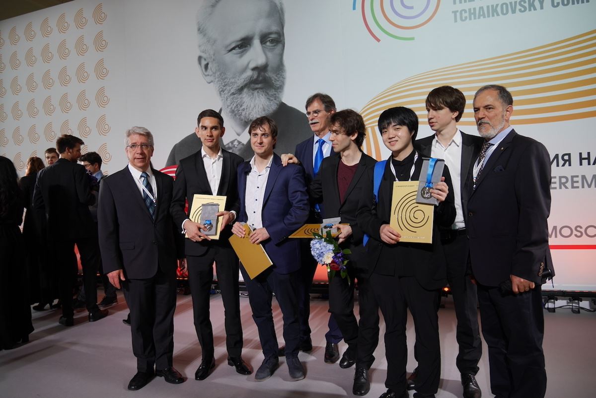 受賞式にて、優勝したカントロフさん、第2位の藤田真央さんとシシキンさんら、ファイナルでスタインウェイを弾いたピアニストたちと、スタインウェイの調律師（右）をはじめとするスタッフ