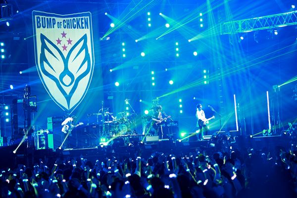 BUMP OF CHICKENが2年8カ月ぶりに有観客ライブ開催、結成25周年を3万人と祝福 - ぴあ音楽