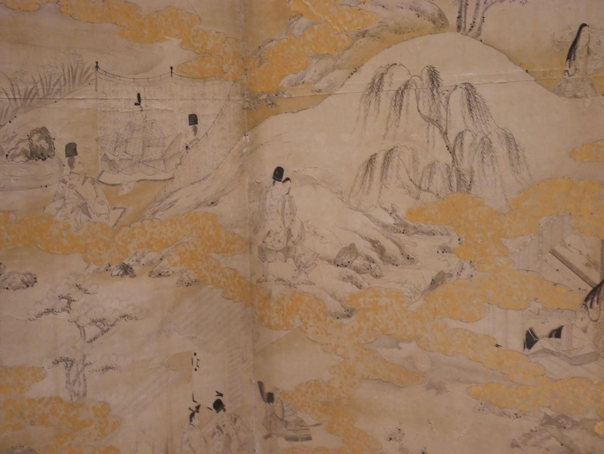 《伊勢物語・源氏物語図屏風》日本・江戸時代　17世紀 唇のわずかな朱をのぞき全て墨線で描かれるが、細かな金箔を巻いた雲が画面に華やかさを添えている