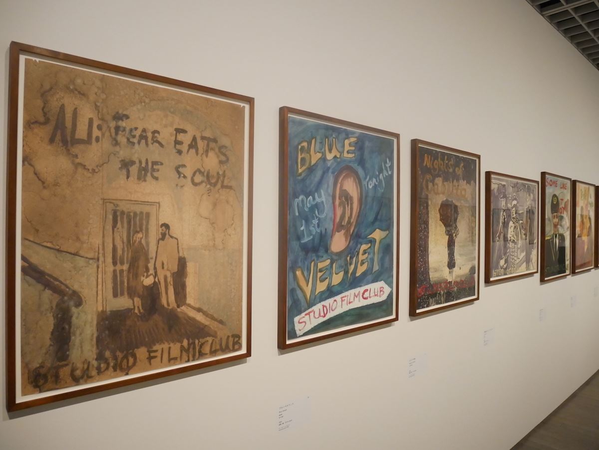 『ピーター・ドイグ展』展示風景。左から2番目が『ブルーベルベット』のポスター