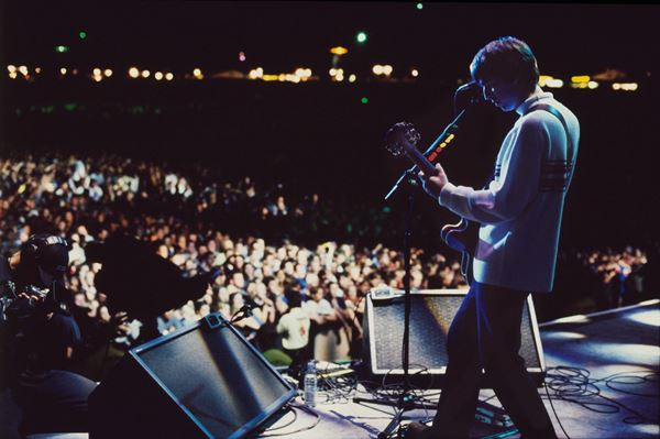 (C)2021 Oasis Knebworth 1996／(C)JILL FURMANOVSKY／(C)ROBERTA PARKIN