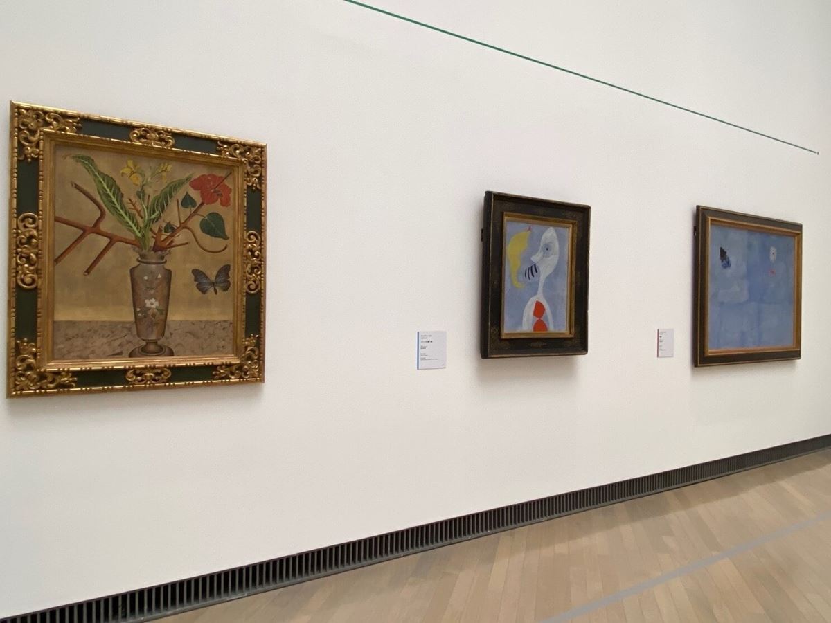 展示風景：左からジュアン・ミロ《花と蝶》1922-23 横浜美術館、ジュアン・ミロ《パイプを吸う男》1925 富山県美術館、ジュアン・ミロ《絵画》1925 愛知県美術館