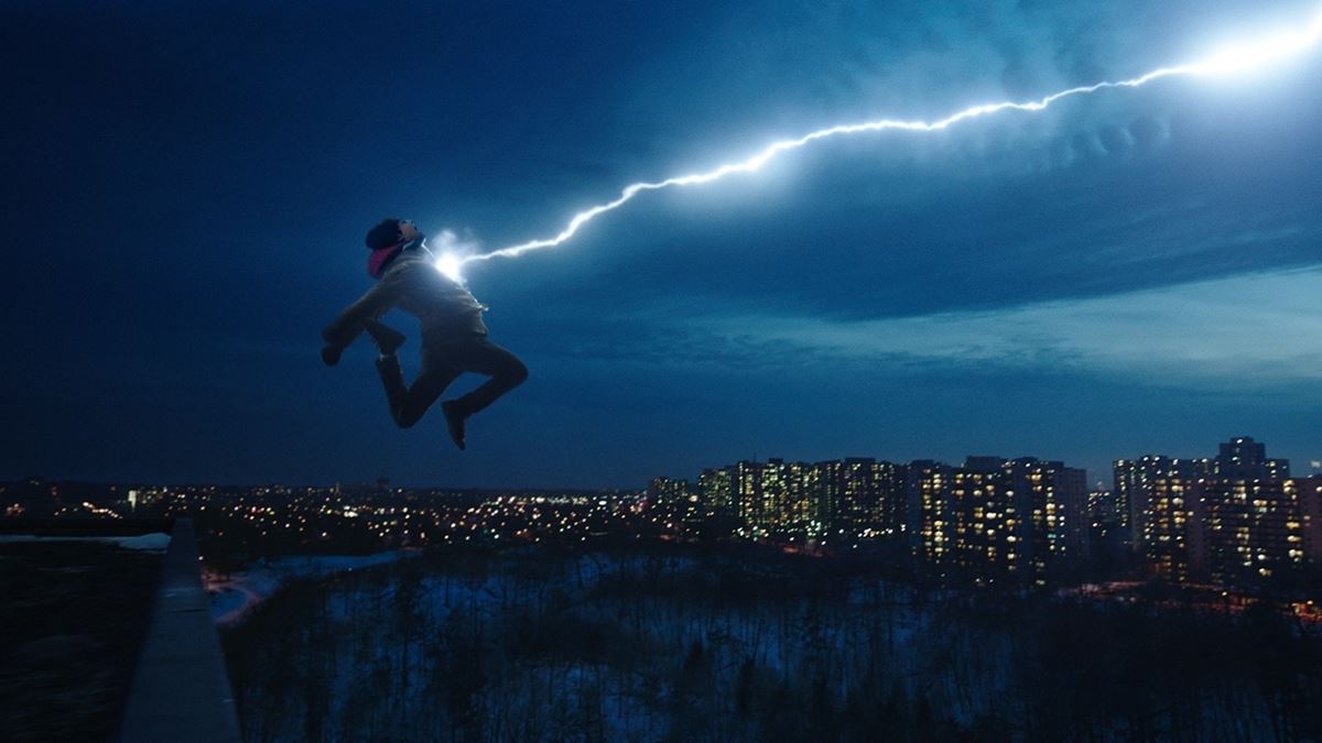 「シャザム！」のかけ声とともに変身する際、ドカンと雷が落ちてくる! (C)2019 WARNER BROS. ENTERTAINMENT INC.
